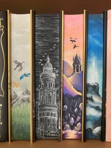 udvalg af special edition books med fore edge painting